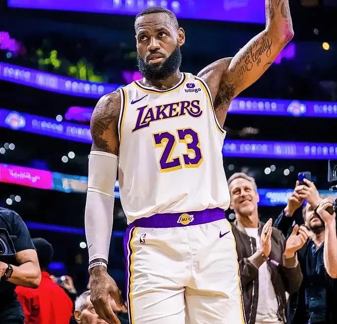 关于詹姆斯迎来二十赛季高光表现，快船球迷沸腾！的信息